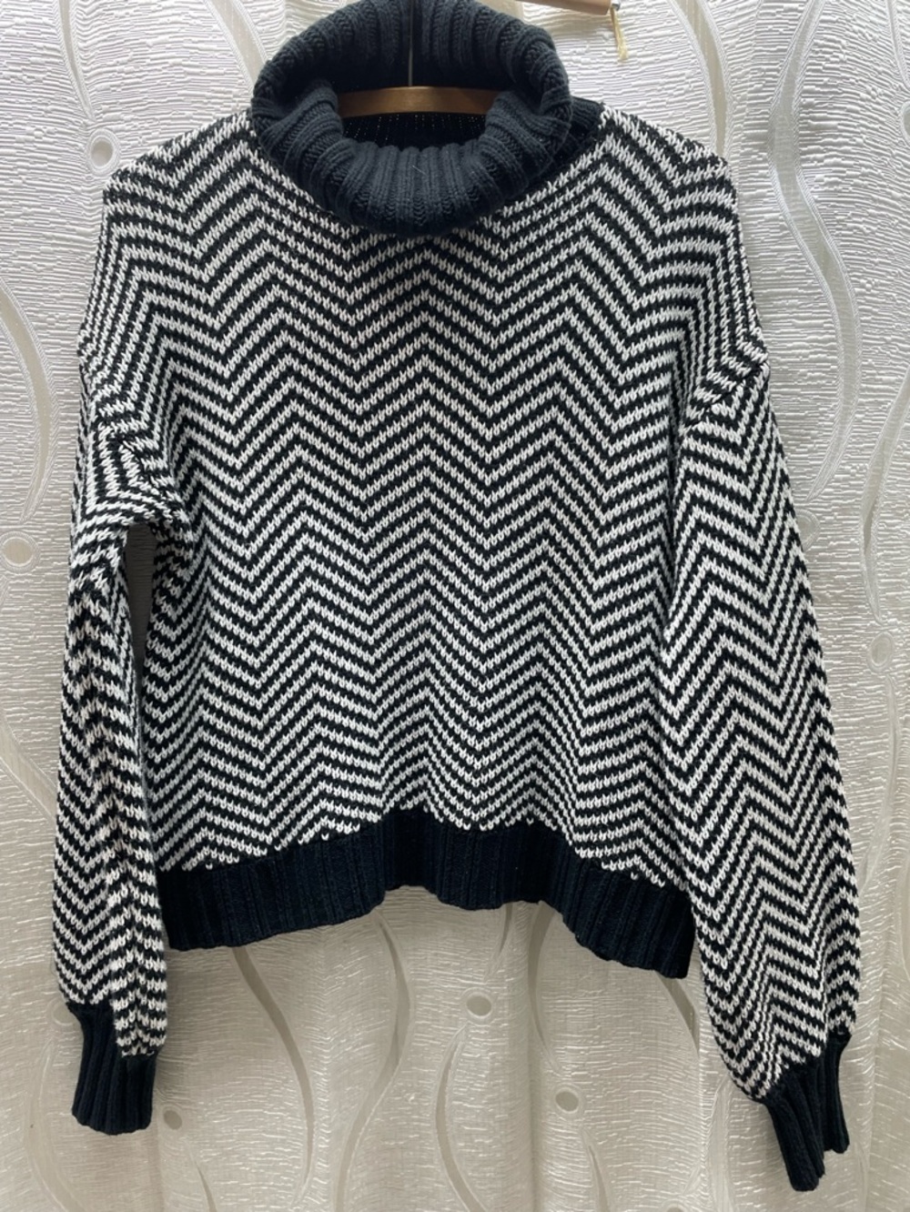 Signature Reitmans Sweater Womens Small Black White Excellent Chevron Turtleneck